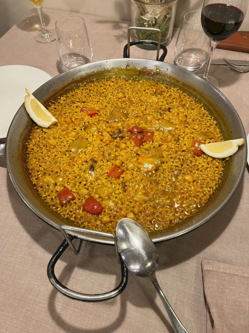 Arroces en restaurante Warynessy. Villena, Alicante, España